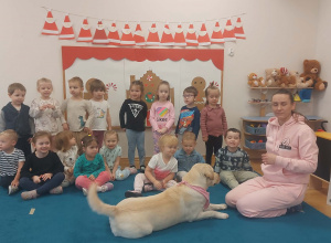 Spotkanie Przedszkolaków z psem w ramach dogoterapii.