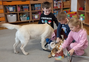 Dzieci przygotowują wodę dla psa.