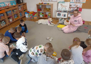 Dzieci pracują z wykorzystaniem plansz edukacyjnych.