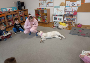 Alba pokazuje, w jaki sposób okazuje radość.