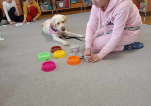 Pani Paulina szykuje dzieciom materiały do samodzielnej pracy.