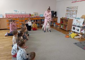 Alba dziękuje dzieciom za wspólnie spędzony czas.