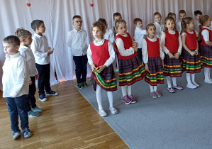 Dzieci prezentują program artystyczny.