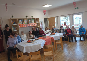 Goście oglądają występ przedszkolaków.
