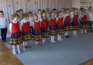 Dzieci prezentują program artystyczny.