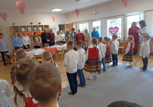 Dzieci składają życzenia seniorom.