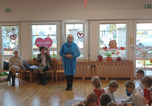 Występ wokalny jeden z przybyłych pań.