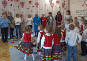 Wspólna zabawa przy muzyce.