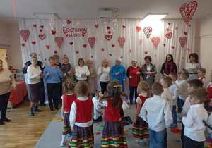 Wspólna zabawa przy muzyce.