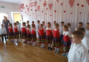 Dzieci witają Babcie i Dziadziusiów.