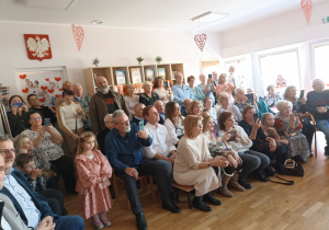 Goście oglądają program artystyczny w wykonaniu przedszkolaków.