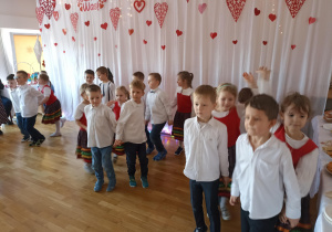 Dzieci występują dla Babci i Dziadka.