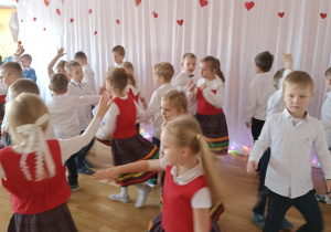 Dzieci występują dla Babci i Dziadka.