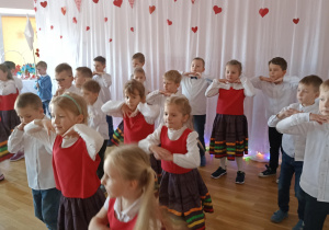 Dzieci występują dla Babci i Dziadka.