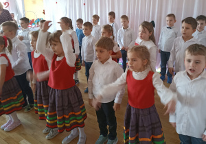 Dzieci występują dla Babci i Dziadka.