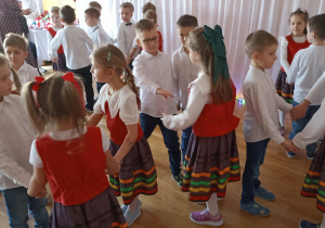 Dzieci występują dla Babci i Dziadka.