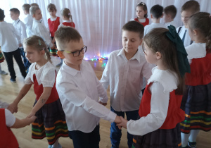 Dzieci występują dla Babci i Dziadka.