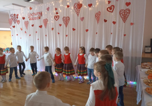 Dzieci występują dla Babci i Dziadka.