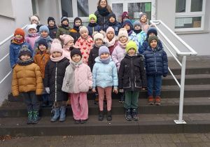 Wspólne zdjęcie przed budynkiem szkoły.