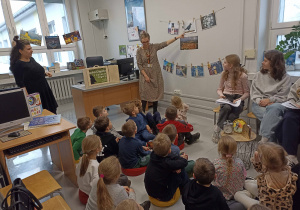 Mama Kacpra pokazuje ilustracje związane z bajką.