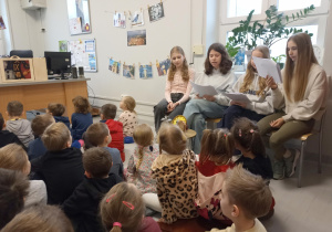 Uczennice klasy ósmej czytają bajkę pt. „Kawka Glapcia i kaliskie zegary”.