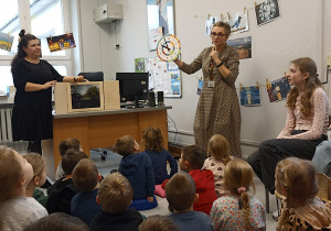 Pani Dorota pokazuje dzieciom różne rodzaje zegarów.