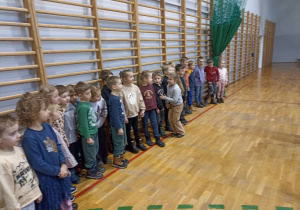 Przedszkolaki na sali gimnastycznej.