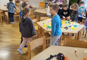 Przedszkolaki w trakcie pracy.