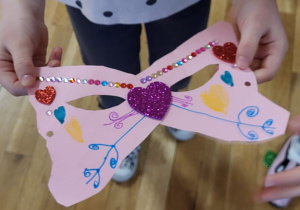 Dzieci prezentują ozdobione maski.