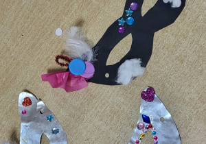 Dzieci prezentują ozdobione maski.