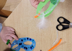 Dzieci prezentują ozdobione maski.