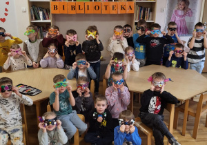 Przedszkolaki w maskach karnawałowych.
