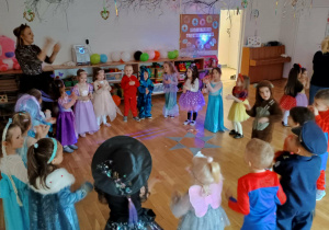 Bal karnawałowy w przedszkolu