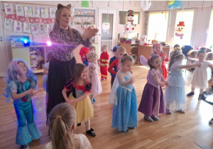 Bal karnawałowy w przedszkolu