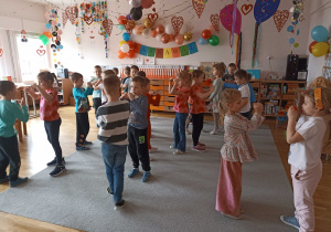 Wspólne zabawy i tańce przy muzyce.