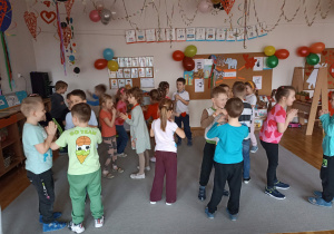 Wspólne zabawy i tańce przy muzyce.