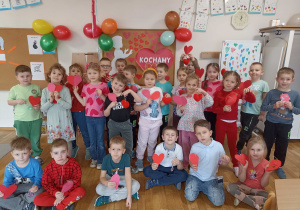 Dzieci z otrzymanymi serduszkami.