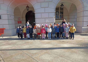 Wspólna fotografia przed kaliskim Ratuszem.