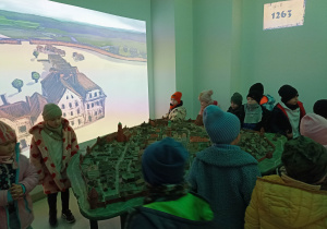 Poznanie ciekawostek i historii miasta w drodze na Wieżę Ratuszową.