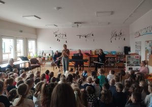 Koncert z okazji „Dnia Kobiet” dla wszystkich dzieci w przedszkolu.