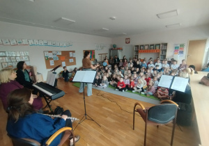 Koncert z okazji „Dnia Kobiet” dla wszystkich dzieci w przedszkolu.