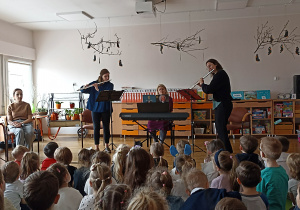 Koncert z okazji „Dnia Kobiet” dla wszystkich dzieci w przedszkolu.