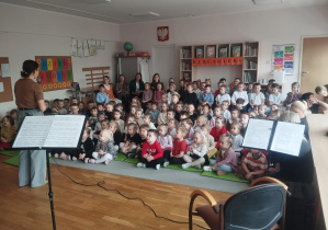 Koncert z okazji „Dnia Kobiet” dla wszystkich dzieci w przedszkolu.