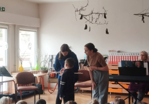 Koncert z okazji „Dnia Kobiet” dla wszystkich dzieci w przedszkolu.