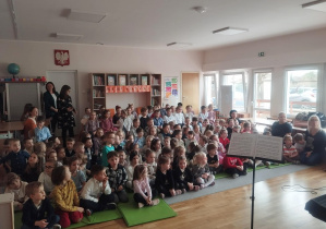 Koncert z okazji „Dnia Kobiet” dla wszystkich dzieci w przedszkolu.