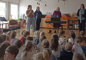 Koncert z okazji „Dnia Kobiet” dla wszystkich dzieci w przedszkolu.