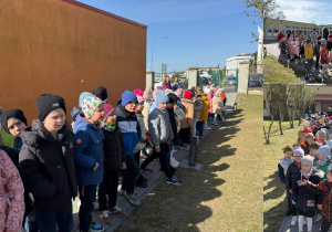 Wspólne spotkanie na dziedzińcu przedszkola.