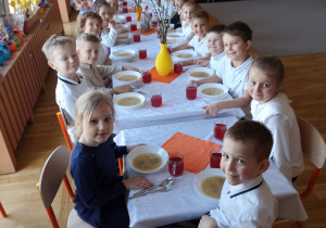 Uroczysty obiad w Grupie Pomarańczowej.