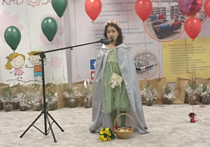 Hania recytuje wiersz „Wiosna i moda” Bożeny Gładkowskiej.