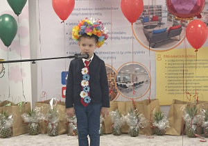 Jakub recytuje wiersz „Przyjście wiosny” Jana Brzechwy.